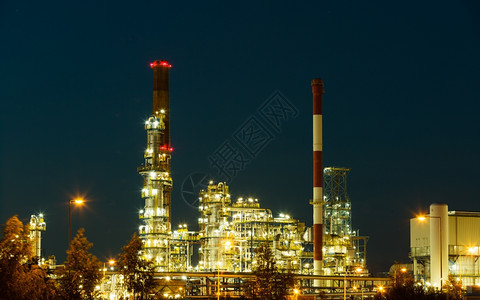 工业炼油石化工厂夜景图片