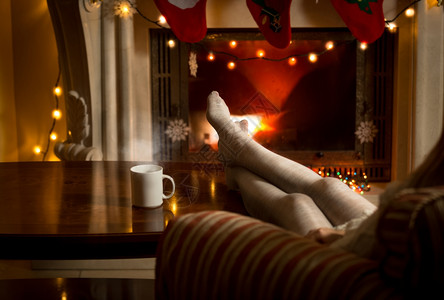 穿羊毛丝袜的漂亮女腿在壁炉里暖和起来图片