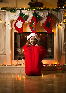 小女孩坐在大红包里圣诞夜送礼物的有趣照片图片