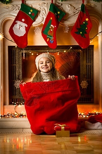坐在红包里送礼物的笑小女孩肖像图片