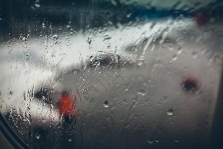 雨天时飞机机翼透过窗户图片