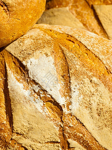 在户外的市场摊位上有许多熟的黑麦传统面包图片