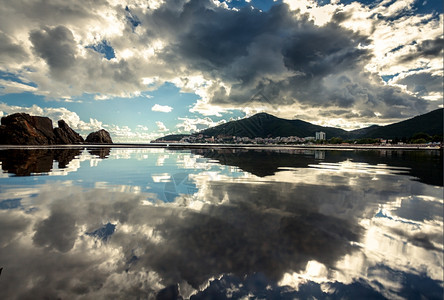 在海水表面反射的阴云天空美景图片