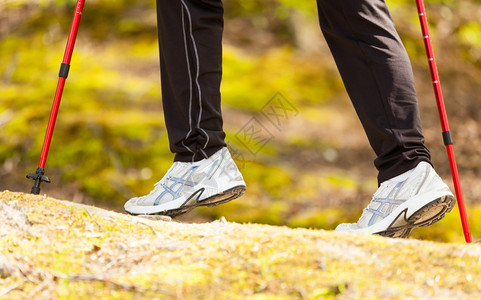 北欧人步行关闭在森林或公园中徒步的女腿积极和健康的生活方式图片