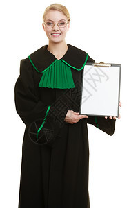 年轻女律师身着古典光亮黑色绿袍的年轻女律师手持空白剪贴板上的签名复制文本空间图片