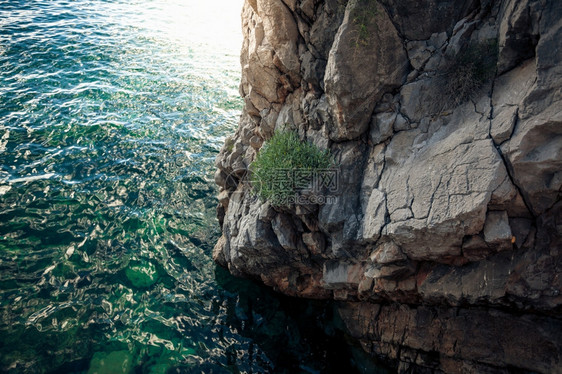 深蓝海中高悬崖的美丽景色图片
