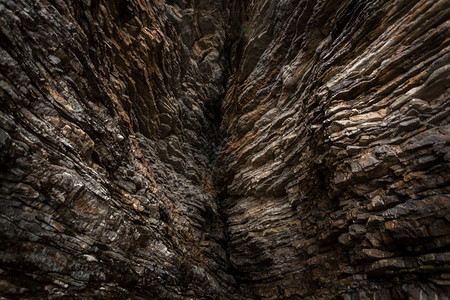 山上大裂缝与尖利岩石的照片图片
