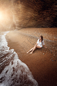 美丽的感女人照片在日落时荒无人的海滩上放松图片