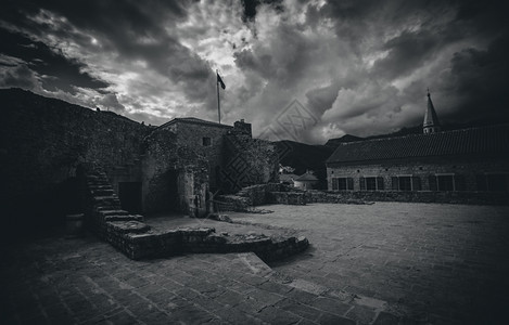 黑色和白照片旧被毁坏的城堡在阴云一天图片