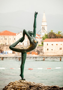 黑山布德瓦市的青铜雕像照片图片
