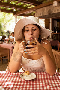 美貌优雅的女子在咖啡馆吃早餐喝热茶图片