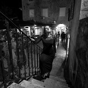 黑白照片感女人在晚上街走楼梯的黑白照片图片