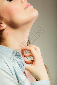 健康问题年轻女人用过敏皮疹抓痒图片