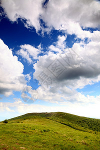 自然和环境美丽的绿山夏季区景观旅行和游图片