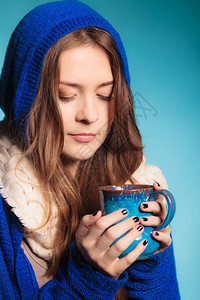 喝热饮关闭的少女孩拿着蓝杯子喝茶或咖啡女人自己变暖图片