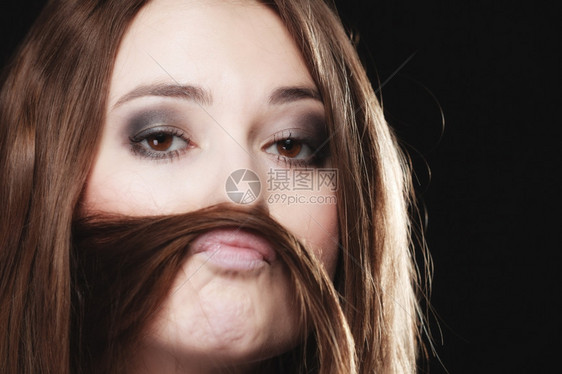 别平等和女权主义概念女少头发胡子在黑人上做傻脸图片