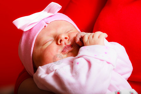 父母亲和爱的概念关闭一个月大的女婴在妈怀抱舒适中图片