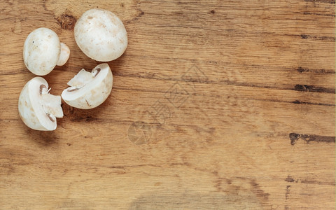 蔬菜食品新鲜的白色蘑菇木制厨房桌上的冠军背景图片