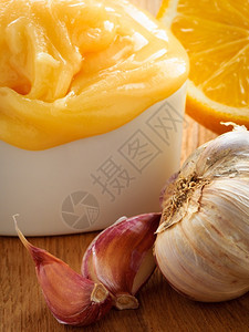 天然愈合替代药物加强免疫力的健康成分木制生锈桌上的蜂蜜大蒜和柠檬图片