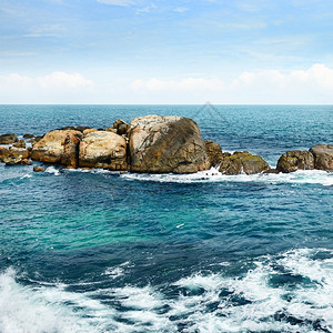海洋中的大岩石图片