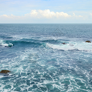 美丽的海洋波浪和蓝天空图片