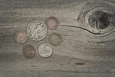 美国旧硬币在具有古代概念的锈木上横向布局图片
