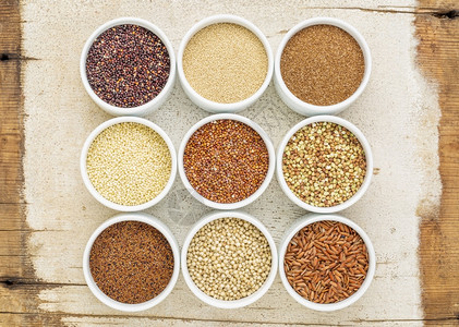 九种健康无谷质的免费物quinoa棕米小阿马拉塔夫小麦高梁kaniwa小圆碗对生锈的谷仓木顶级观点图片