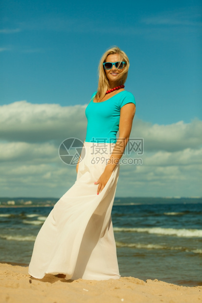 假期美容和夏天时尚概念迷人的金发女孩在海滩上漫步年轻女在海边放松图片