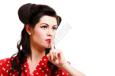 一张美丽的黑发女肖像嘴唇上有一根手指显示保持缄默安静图片