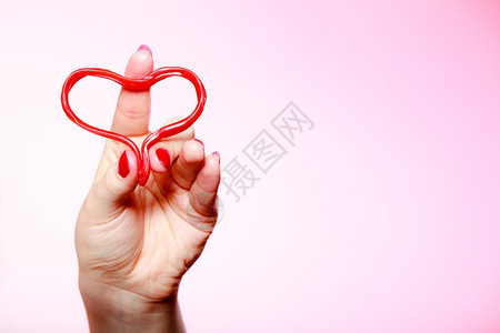 女手握着红心爱的象征女在爱中情人节图片