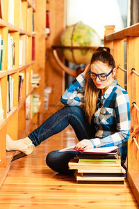 教育旅行和地理概念年轻可爱的女学生在图书馆的蓝眼镜女学生指向全球图片