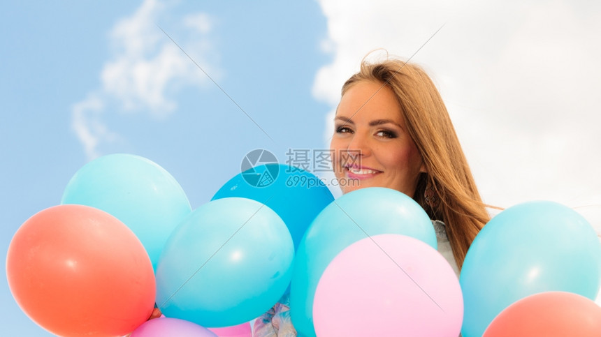 暑假庆祝活动和生方式概念以蓝色天空背景外的彩色气球关闭美丽的少女孩图片