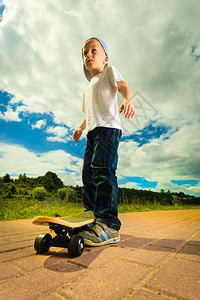 小男孩在户外玩滑板图片