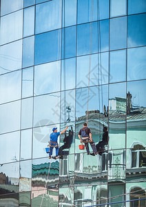 专业洗衣工清摩天大楼玻璃面罩的照片图片