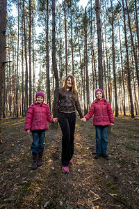 母亲与女儿在森林中散步图片