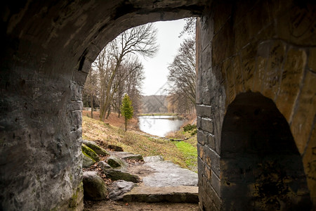 透过湖边和公园的老隧道浏览图片