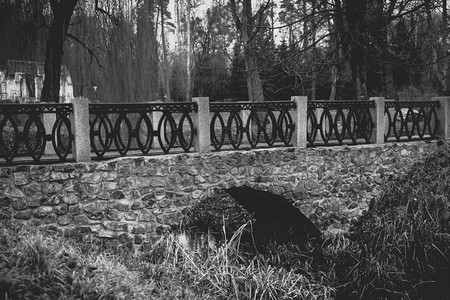 在公园河上旧石桥的黑白景象图片