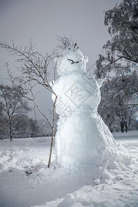 大雪人站在森林里图片