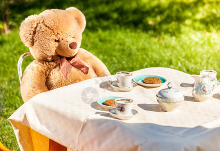 坐在院子里吃英语早餐的泰迪熊户外照片图片