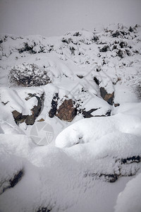 被雪覆盖的山谷背景图片