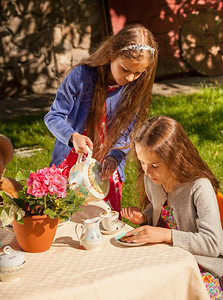 两个小女孩在院子里的茶时间玩图片