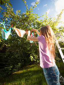 在花园洗衣服和烘干的女生在外门中图片