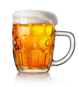 大杯啤酒孤立在白色背景上背景图片