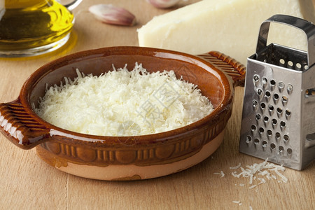 碗意大利番茄奶酪橄榄油和大蒜图片