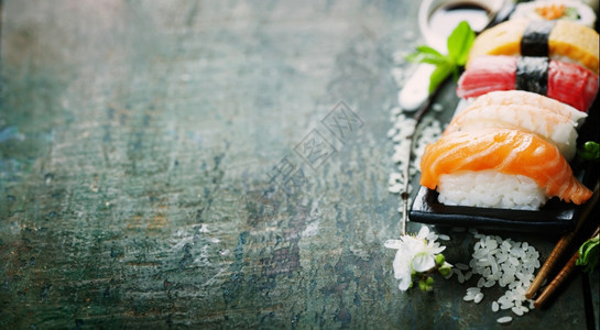 寿司和老木本底的筷子图片