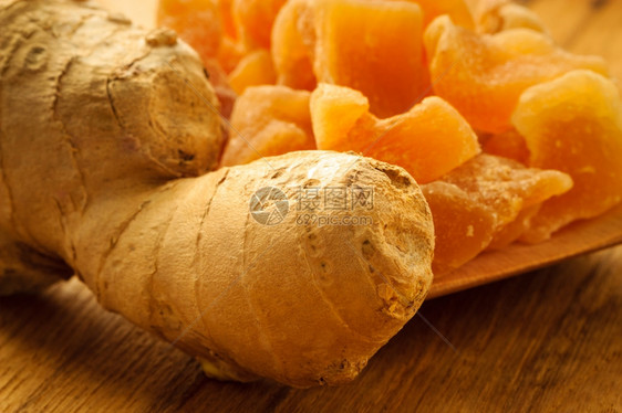 热干燥结晶的姜子和木制桌上的新鲜根子健康的食物恶心寒冷的家庭治疗方法图片