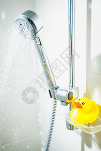 用浮水淋浴时的黄色橡胶鸭图片