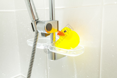 洗澡时橡胶鸭概念照片图片
