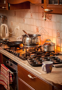 在乡村式厨房烧燃煤炉的金属锅烧近照片图片