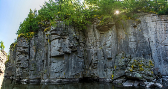 充满河流和森林的岩石山美丽景观图片